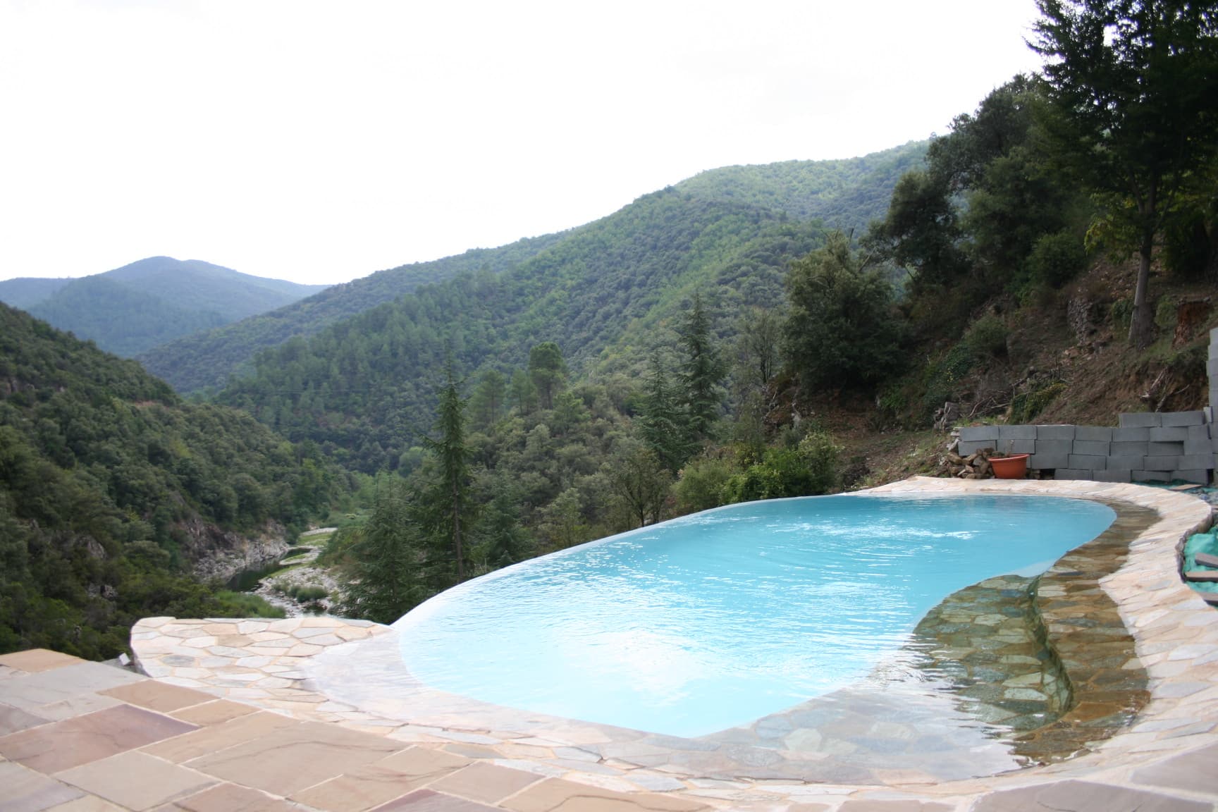 Piscine lagon Lagon en terrain escarpé - Lestrechure, proche d'Anduze